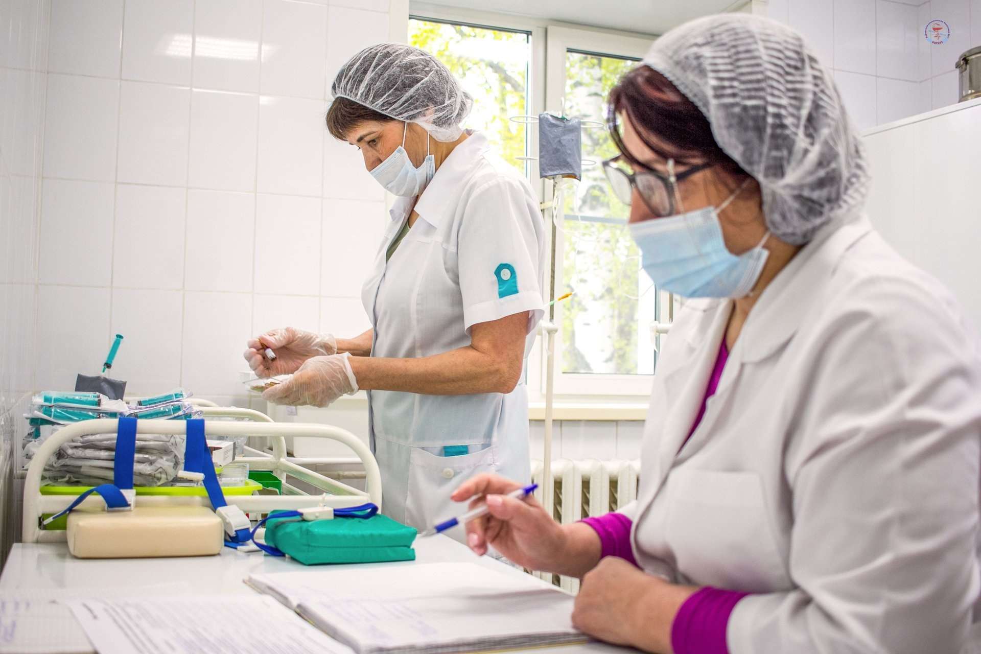 Врачи готовятся ставить капельницу
